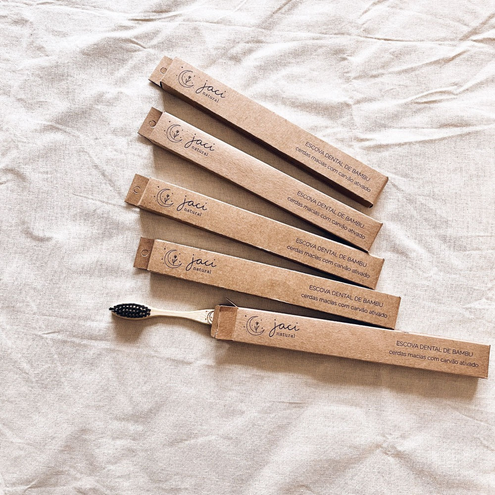 Escova de Dente de Bambu com Cerdas de Carvão Ativado | Compre 4 leve 5 - Aqui na Jaci Natural - Por R$80.00! Compre agora na Jaci Natural